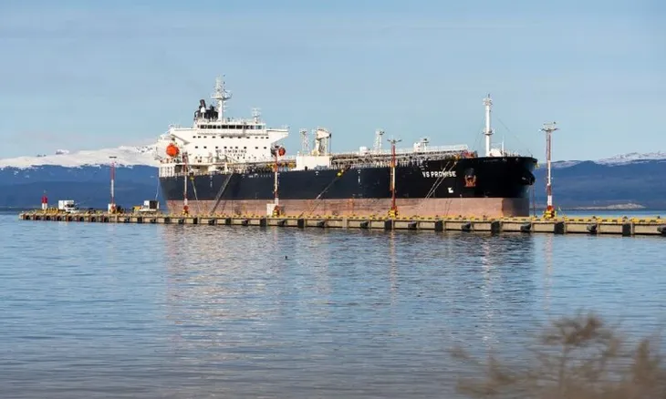 El buque británico amarrado en Ushuaia fue motivo de discordia entre Nación y Tierra del Fuego.