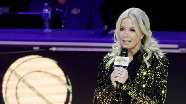Archivo. Jeanie Buss busca detener la venta de la participación accionaria de su familia en Los Lakers.
