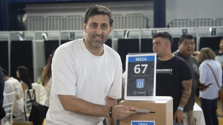 Diego Milito votando en diciembre de 2024.