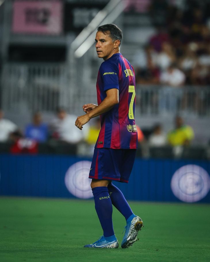 Pese a su paso por el Real Madrid, Saviola demostró sentir más aprecio y cariño por el Barcelona. Pese a su paso por el Real Madrid, Saviola demostró sentir más aprecio y cariño por el Barcelona.