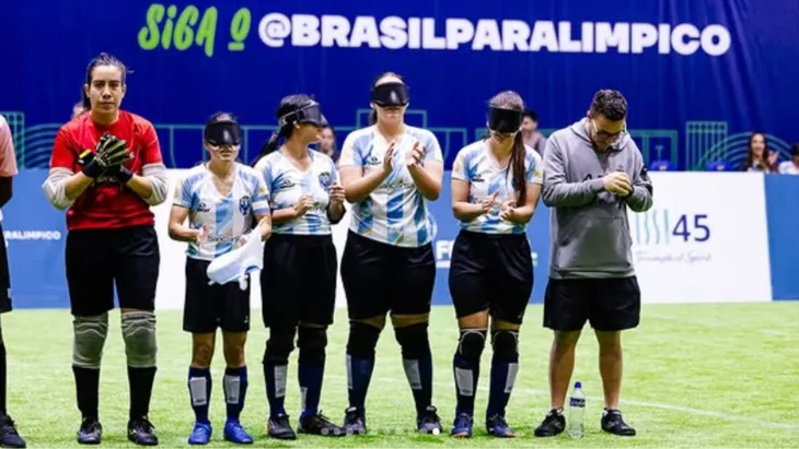 El plantel femenino aplaudiendo el himno.