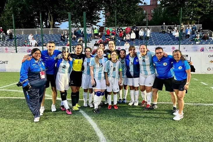El plantel campeón junto al cuerpo técnico.