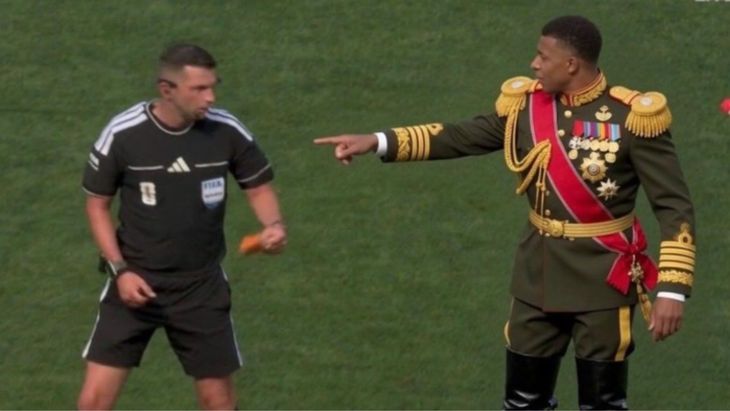 Mbappé vestido de dictador.