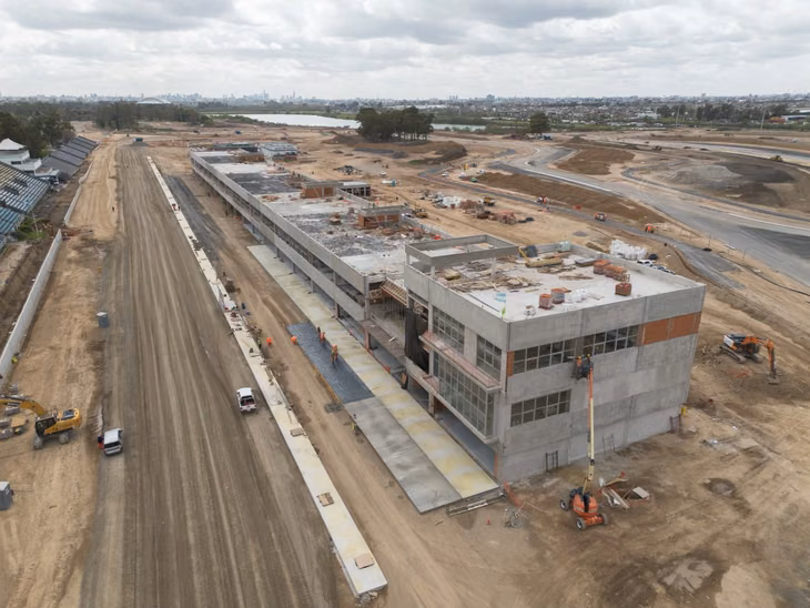 Nuevo trazado y horquilla: se eliminó un sector de tribunas y el antiguo kartódromo para construir una curva cerrada de alta exigencia, alineada a los estándares de la F1 y del MotoGP. Nuevo trazado y horquilla: se eliminó un sector de tribunas y el antiguo kartódromo para construir una curva cerrada de alta exigencia, alineada a los estándares de la F1 y del MotoGP.