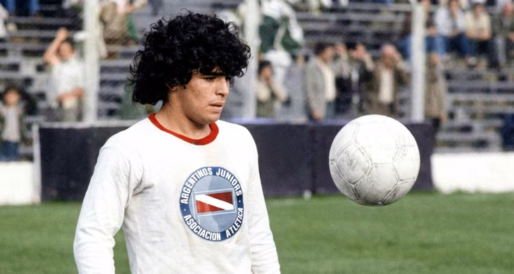 Subastan la camiseta que Diego Armando Maradona usó en Argentinos Jujors cuando tenìa 16 años, antes de debutar en la Selección Argentina. 
