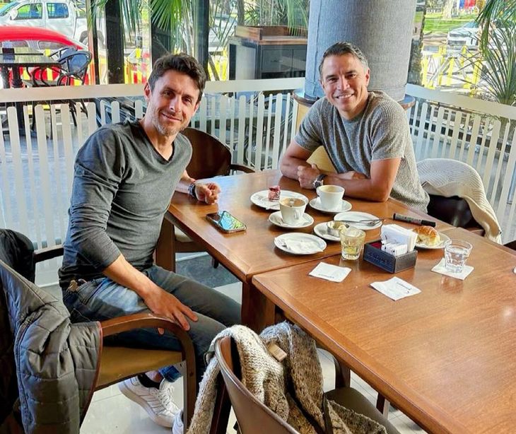 A pesar del tiempo y la distancia, siempre que tiene la oportunidad intenta reunirse con Pablo Aimar, su gran amigo en el fútbol. A pesar del tiempo y la distancia, siempre que tiene la oportunidad intenta reunirse con Pablo Aimar, su gran amigo en el fútbol.