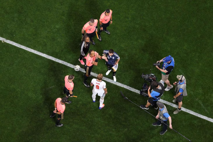 El cara a cara entre Lionel Messi y Harry Kane luego de los himnos.
