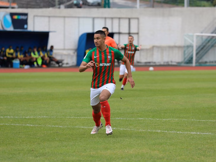 Su paso por el fútbol portugués no tuvo nada que destacar pese a que se formó en el Chelsea.