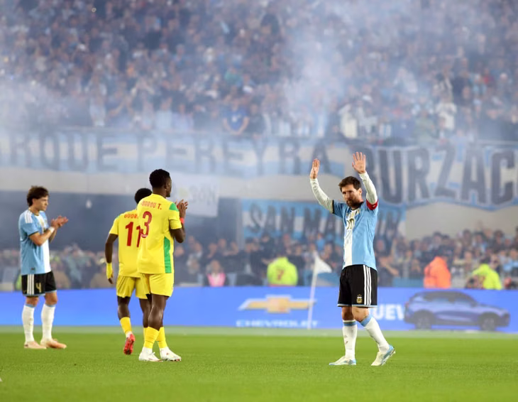 Los jugadores de Benín aplaudiendo a Messi.