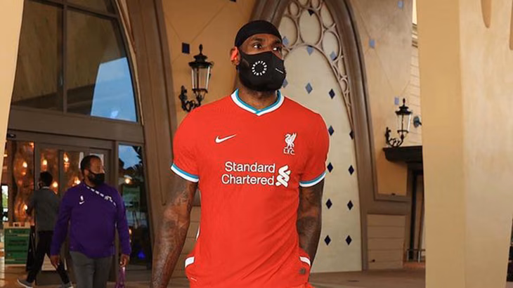 Lebron James con la camiseta del Liverpool.