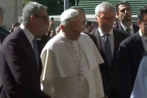 El papa León XIV ya llegó al Hospital Gemelli de Roma para la operación de un nódulo pulmonar