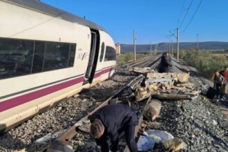 Tragedia ferroviaria en España: continúan las maniobras de rescate mientras investigan las causas del choque que dejó 68 muertos