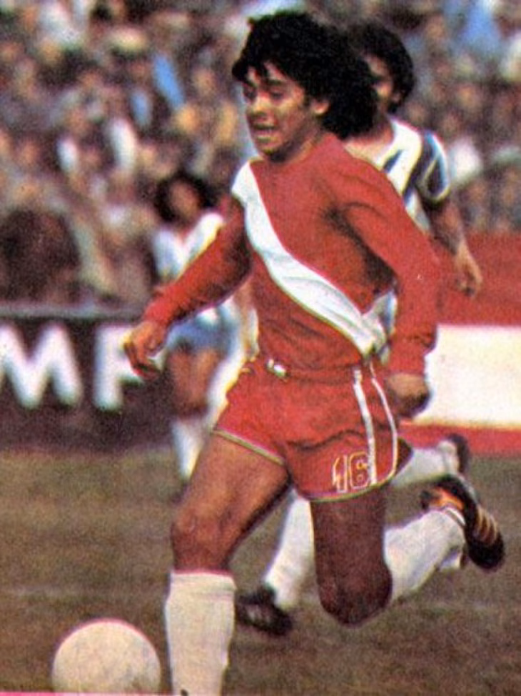 Una tarde primaveral del 20 de octubre de 1976, en La Paternal, debutaba Diego Armando Maradona en Argentinos Juniors. Una tarde primaveral del 20 de octubre de 1976, en La Paternal, debutaba Diego Armando Maradona en Argentinos Juniors.