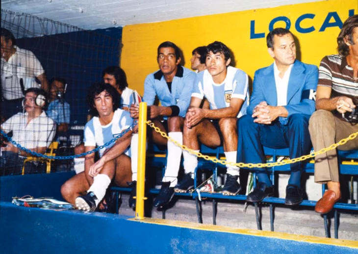 Oviedo en el banco de suplentes, junto a otros integrantes de la selección. Oviedo en el banco de suplentes, junto a otros integrantes de la selección.