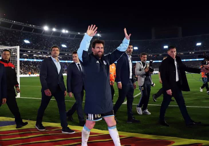 Marketing Sports difundió un comunicado en el que denunció restricciones técnicas y operativas del club que, según afirmó, impidieron completar el espectáculo previsto en el Monumental. También señaló cortes de sonido y un apagón durante el show de Grupo Cali.