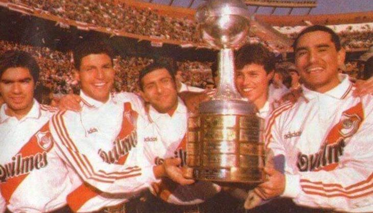 Escudero, Gómez, Astrada, Almeyda y Hernán Díaz celebrando la Libertadores ante la gente de River.