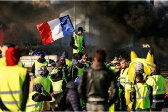 París se blinda ante una nueva marcha: comercios tapiados y 70.000 efectivos en las calles