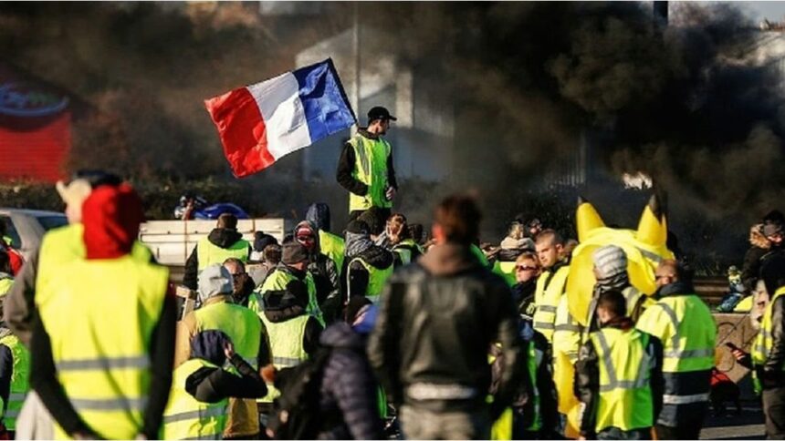París se blinda ante una nueva marcha: comercios tapiados y 70.000 efectivos en las calles