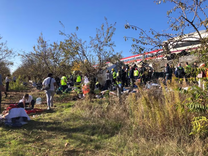 La investigación analiza un posible fallo en la señalización ferroviaria y las decisiones posteriores que permitieron la circulación de uno de los trenes.